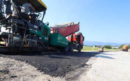 ASFALTIRANJE PARKIRNEGA PROSTORA OB GD GRAHOVO 03 FOTO LJUBO VUKELIČ
